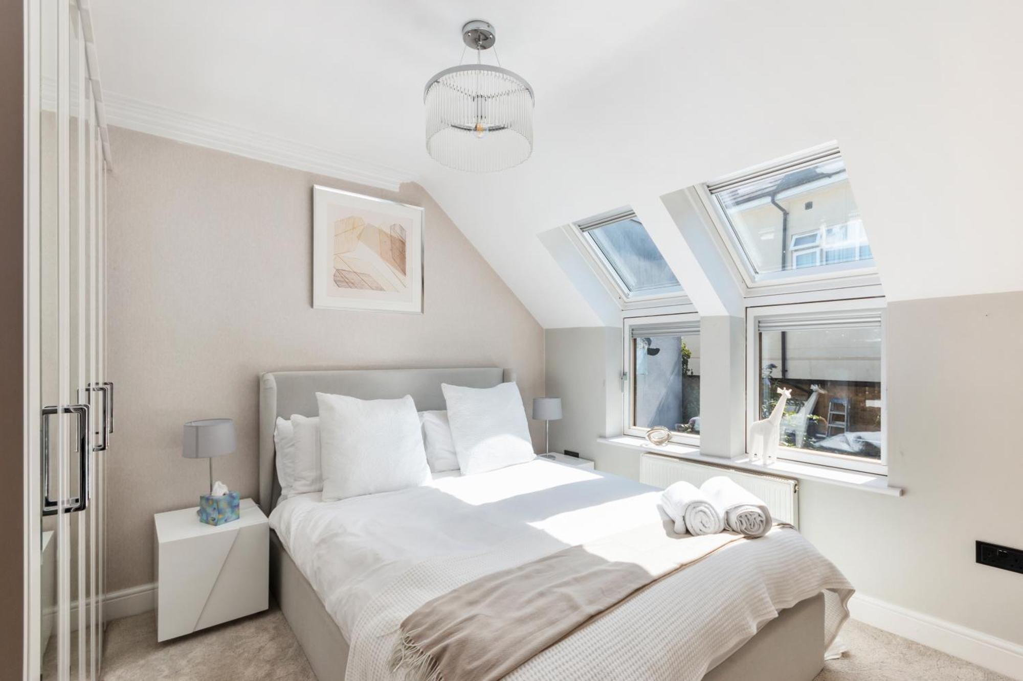 Weybridge - 2 Bed - Parking Apartment Екстериор снимка