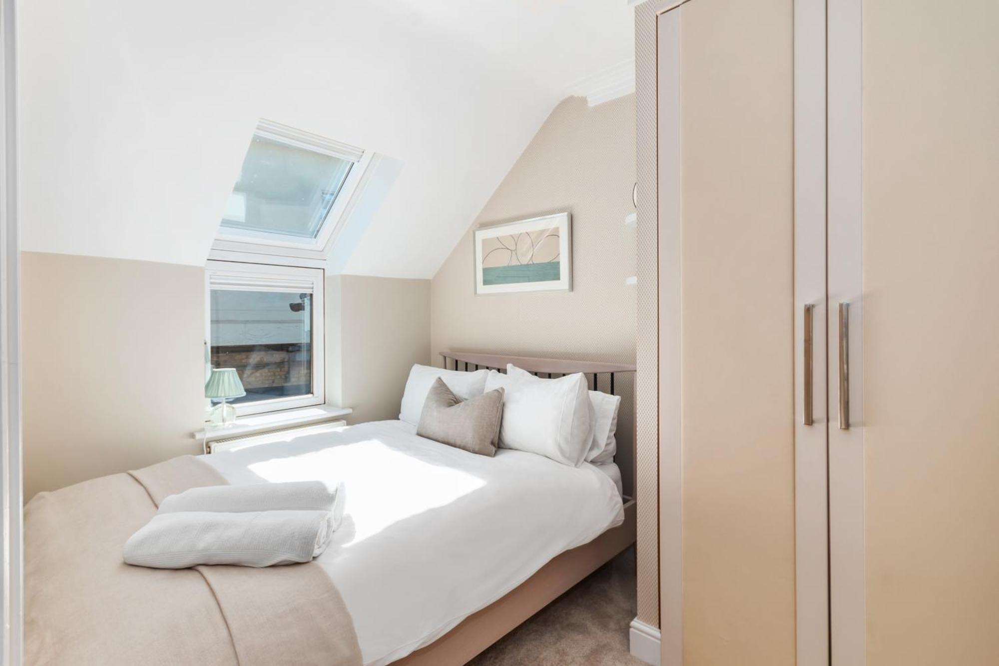 Weybridge - 2 Bed - Parking Apartment Екстериор снимка