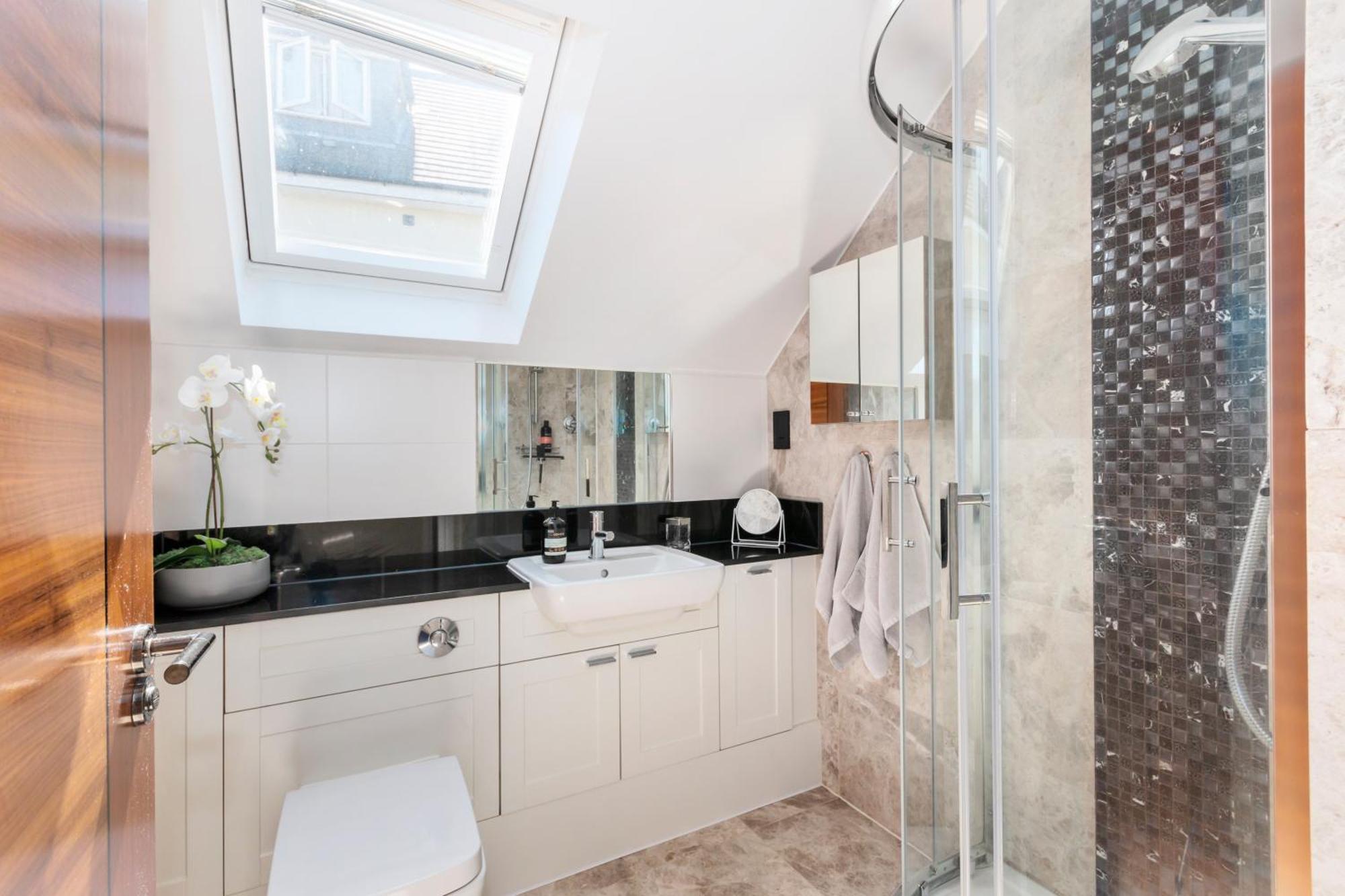 Weybridge - 2 Bed - Parking Apartment Екстериор снимка