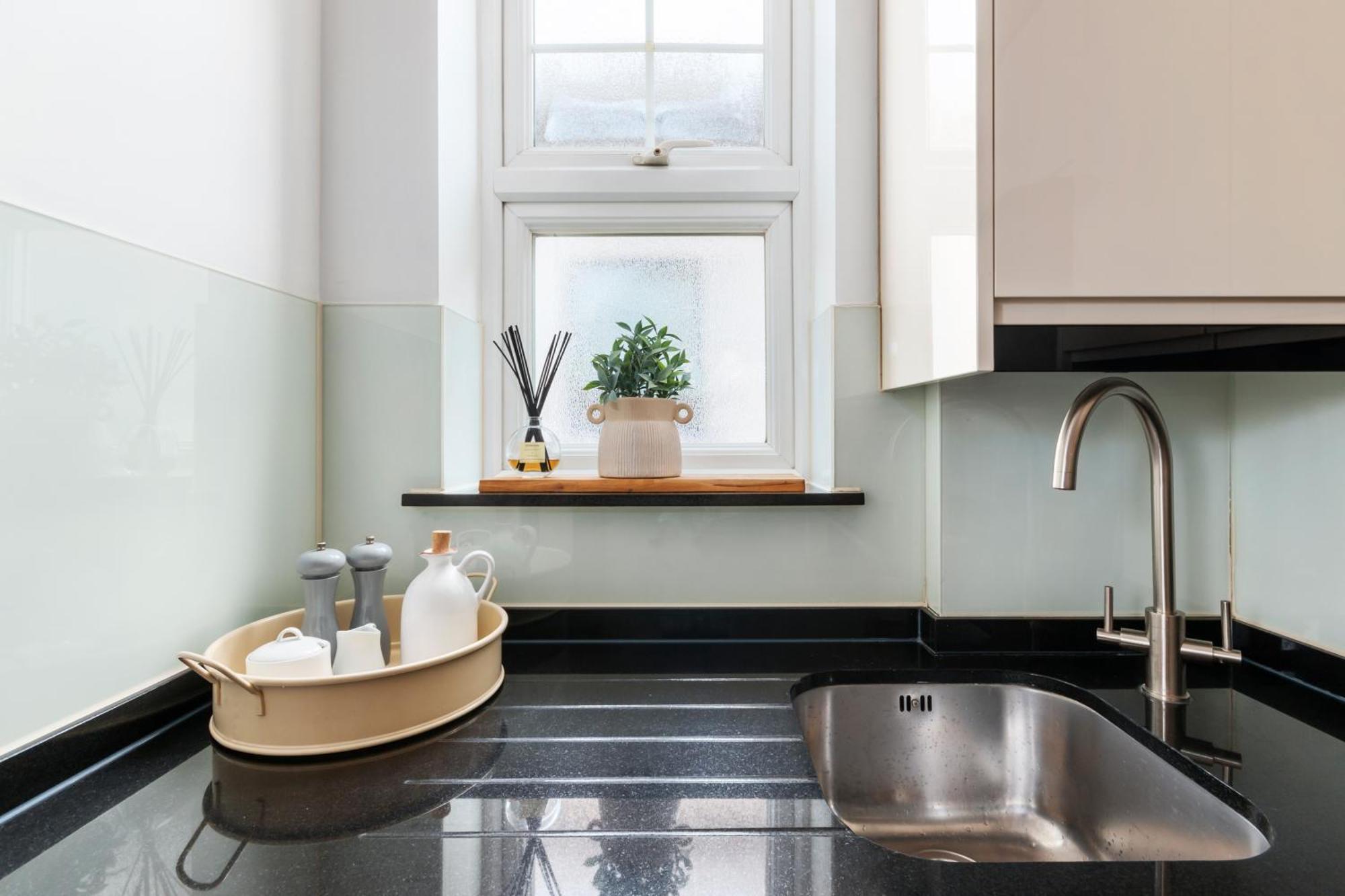 Weybridge - 2 Bed - Parking Apartment Екстериор снимка