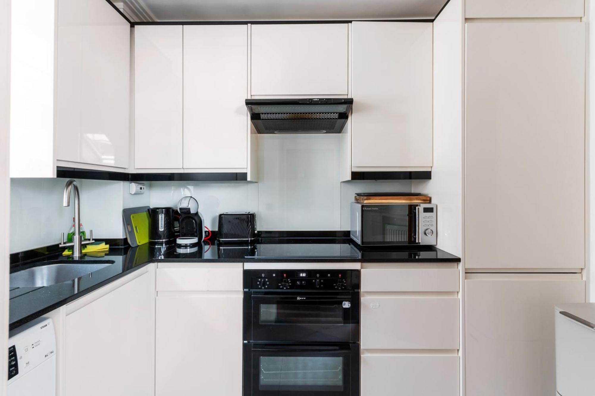 Weybridge - 2 Bed - Parking Apartment Екстериор снимка